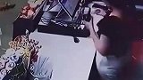 男子便利店买烟，假装付款撒腿就跑