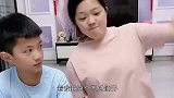靓妹，上班期间这么闹，不怕被老板开除啊