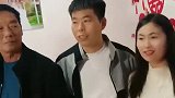 这衣服穿的有“入赘”的感觉，新郎再加一个红盖头就完美了