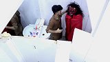 恶作剧：小哥假扮成恶魔，合伙吓唬陌生人