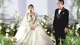 婚礼上新娘将手捧花送给婆婆，感谢婆婆把她当女儿宠爱新郎泪崩