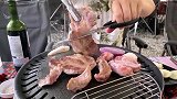 小两口韩国街头吃BBQ烤肉！配上辛拉面，大口吃的真香