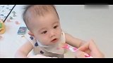 妈妈拿东西勾引小宝宝又不给他吃，接下来宝宝假哭的表情萌翻了