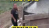 大哥拉了车水泥，卸车时愣住了