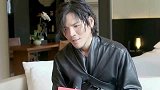 37岁向佐晒全家福庆生 郭碧婷素颜抱女儿状态超好