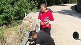 修护栏挡住了大妈下田的路，大妈直接对工作人员开撕！