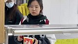 高校食堂打饭时，女生在蒸饺和大鸡腿之间纠结了好久