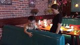 一岁多宝宝成功吸引众人，成为全场焦点，他在做什么