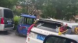 轿车贴满装饰引起不少过路车主注意