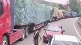 红车占道逆行，碰上迎面来车