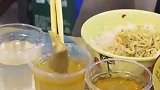女孩吃麻辣香锅，每一口都要洗好几遍