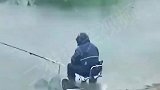 钓鱼人个个都这么疯狂吗？这精神不得不佩服