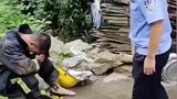 消防员高温灭火后坐路边休息