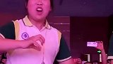 老师在台下卖力领舞，超有感染力！