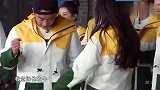 迪丽热巴逆天大长腿上线，轻松占据9格，郑恺惨输被罚洗碗！