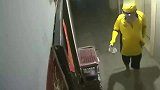 外卖小哥给顾客送餐，却做出无耻的事情，监控拍下全过程！