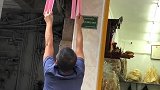 猫：把椅子举稳了，我可要下来了！