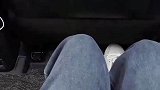 女友坐车睡着，醒来发现男友的举动