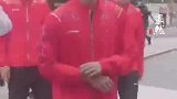 王楠夫妇兑现承诺！送奥运冠军一人一套房现场发钥匙