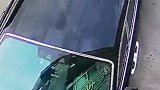 我邻居买了一辆车，没天窗就算了，每次都要自己擦车才出门！