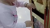 这宝宝好乖哦，还知道垃圾要扔垃圾桶里