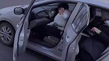 月嫂离别之际为宝宝亲手制作小床，一针一线全是爱