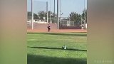 亲爹系列！一脚爆杆正中小宝宝头部 自此足坛少了一颗希望之星