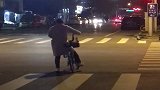 清明节当晚，斑马线的女子突然停下摇晃身体，路人不敢上前！