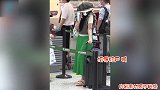 范冰冰机场排队整理衣服，不小心露出白皙大肚皮，小肚腩太抢镜！