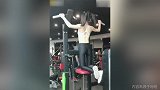 双马尾少女健身房引体向上香汗淋漓 美腿蜂腰这谁顶得住？