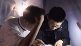 高三学生挑灯夜战，为最后冲刺做准备:想考上理想的大学！学习动力 高三加油 正能量