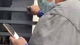 空调师傅上窗台发现4只小可爱赶紧找警察