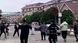 伴娘被一群男子怼脸喷彩带，视线被挡摔倒！