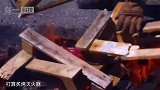 老外往火堆里扔一个灭火器，这能灭火吗，看完就知道了！