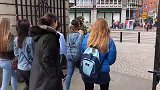 男子在街边伪装成草人恶搞路人，街上充满了欢乐