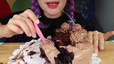 美女试吃费列罗巧克力球软糖巧克力蛋糕