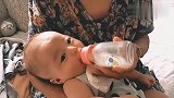 奶奶喂小宝宝喝奶,没想到宝宝这么乖,全程都呆萌呆萌的！