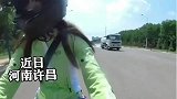 暖心一幕，女孩骑车险被洒水车淋到
