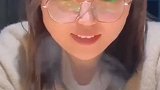 男生初次见相亲女生，羞涩女孩婉约低眉