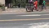 生活不易，但是我们应该笑着面对
