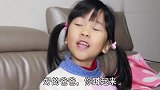 爸爸让女儿表演节目,女儿借机整蛊爸爸,太搞笑了!