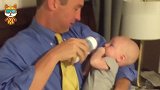妈妈教爸爸如何带宝宝，不料下一秒的画面，妈妈差点笑岔气了