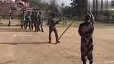 外国士兵操练，跟闹着玩似的