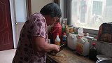 孙媳和爷爷浇树没回家，奶奶心疼孙媳去地里送饭，一家人真温馨