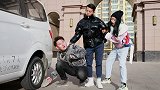 小伙没钱还打车，偷扔石头假装意外，不料被司机识破