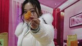 美女试吃襄阳特产“卧龙锅巴”，如此多的口味爽死我了