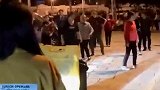 大妈们为了跳舞，把小区出口挡了，坏人真是变老了