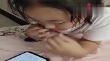 相差10岁的兄妹俩，妹妹生气删了哥哥，这一幕可把妈妈笑坏了