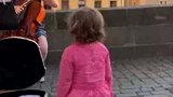 布拉格街头，小姑娘随着音乐翩翩起舞