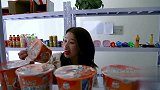 超市泡面加一元送再来一桶，没想美女却不按套路出牌